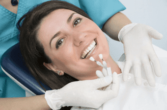 Elduaran Hortz Klinika mujer con implantes dentales